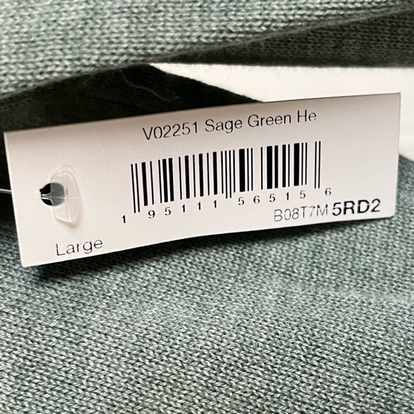 Amazon Essentials women’s v-neck simple green shirt. Size Large and long sleeved - Picture 4 of 4